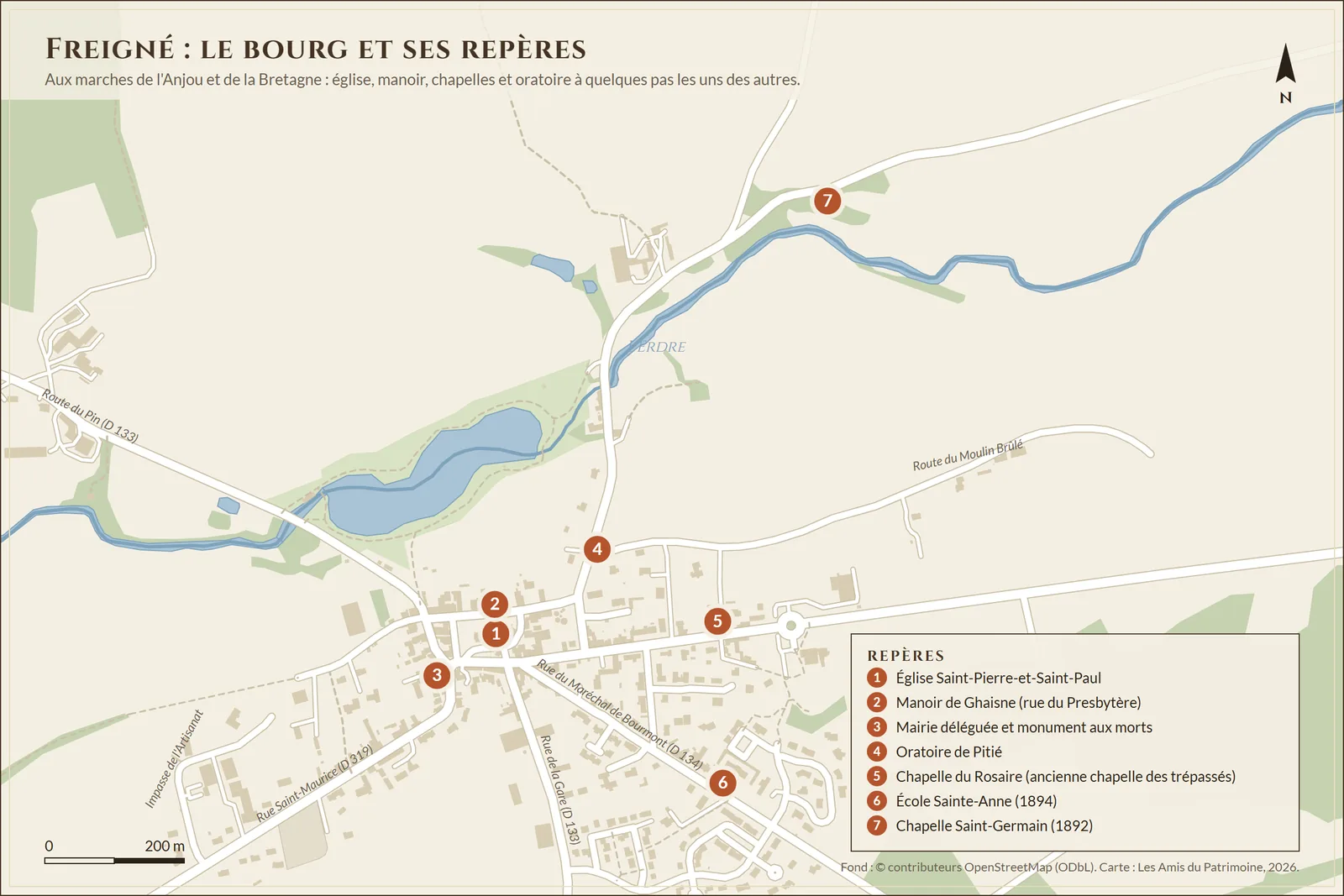 Le bourg de Freigné et ses repères : église Saint-Pierre-et-Saint-Paul, manoir de Ghaisne, mairie et monument aux morts, oratoire de Pitié, chapelle du Rosaire, école Sainte-Anne, chapelle Saint-Germain. Fond de carte © contributeurs OpenStreetMap.