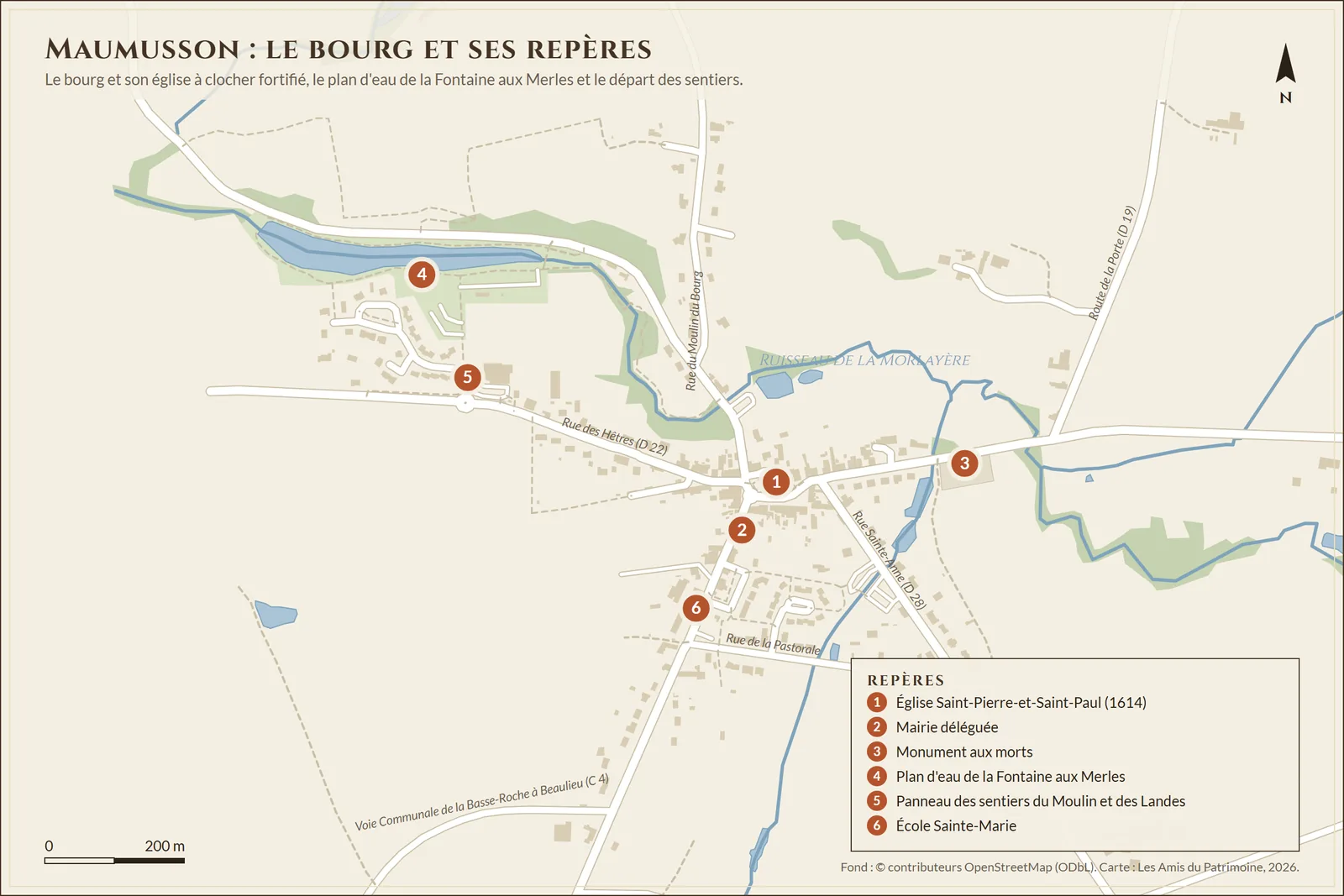 Le bourg de Maumusson et ses repères : église Saint-Pierre-et-Saint-Paul, mairie, monument aux morts, plan d'eau de la Fontaine aux Merles, panneau des sentiers et école Sainte-Marie. Fond de carte © contributeurs OpenStreetMap.
