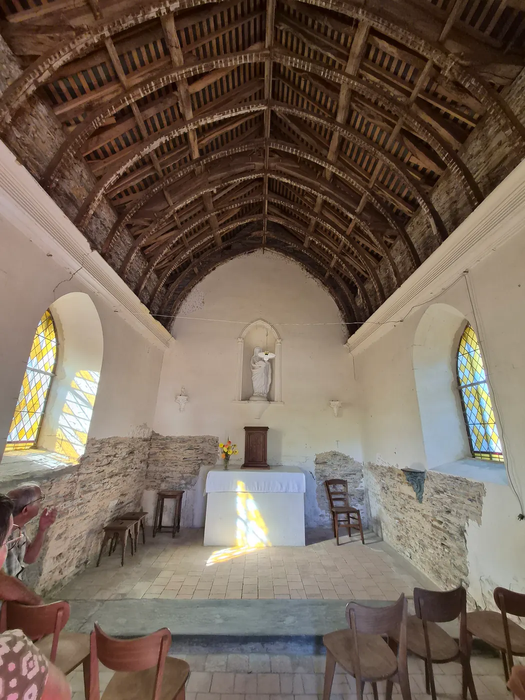 L'intérieur de la chapelle, ses deux vitraux jaunes et sa Vierge, le 19 septembre 2026.