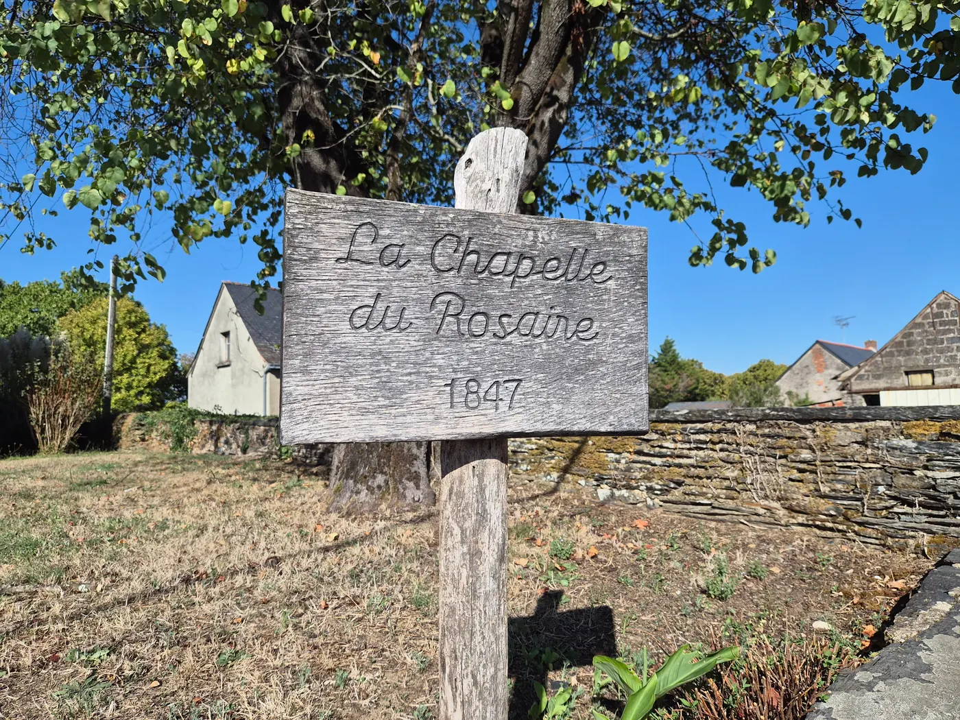 Le panneau posé devant la chapelle retient la date de 1847, celle de la mémoire de l'association ; le comte de l'Esperonnière indique 1844.