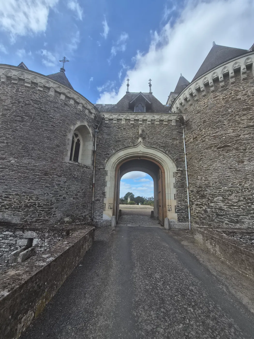 Le passage voûté du châtelet d'entrée, vu depuis la cour (septembre 2026).