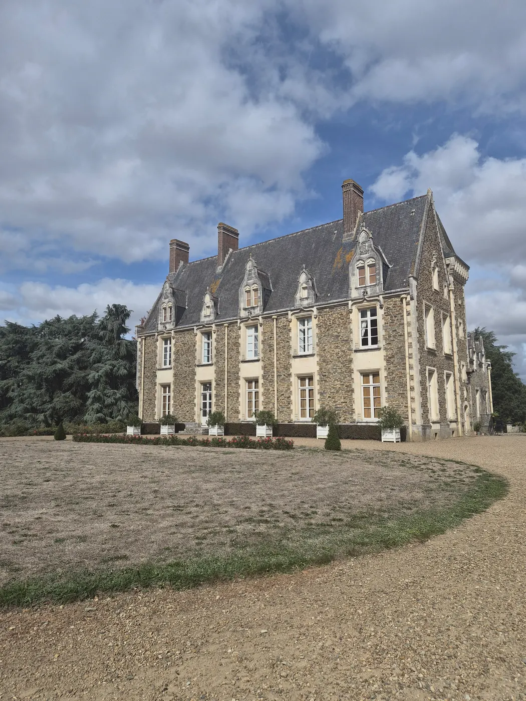 Le logis néo-gothique et ses lucarnes, en septembre 2026.