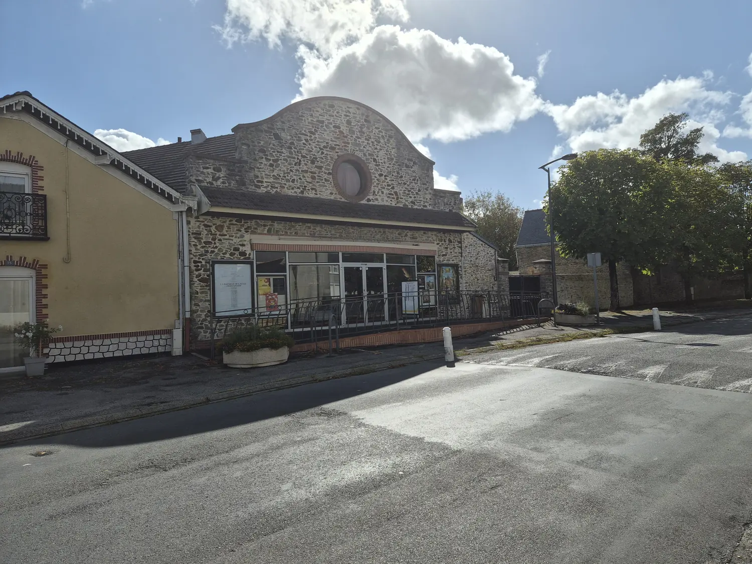 Le cinéma Jeanne d'Arc, boulevard de la Ferronnays à Saint-Mars-la-Jaille : une salle associative toujours en activité.