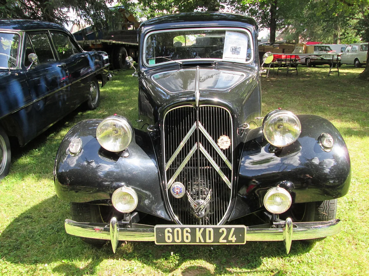 Une Citroën Traction Avant, modèle de 1954. Photographie d'illustration, postérieure aux faits : elle ne représente pas le véhicule dont parle le récit.