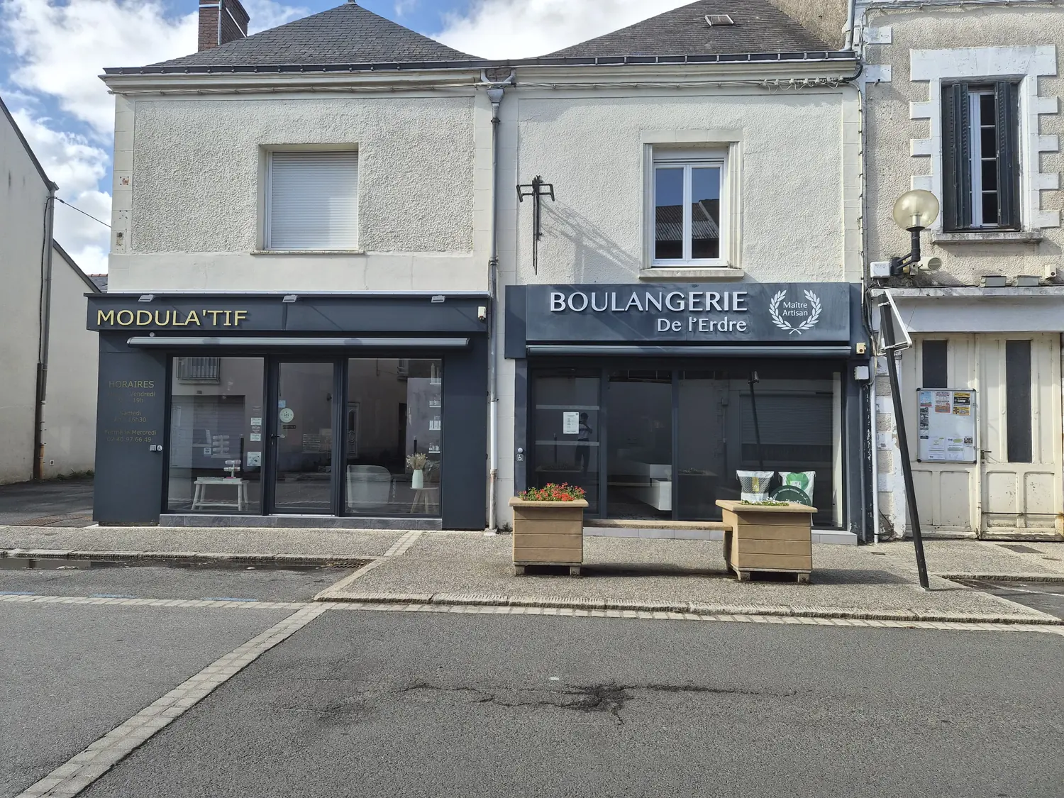 La boulangerie et le salon Modula'tif, dans le centre de Saint-Mars-la-Jaille.