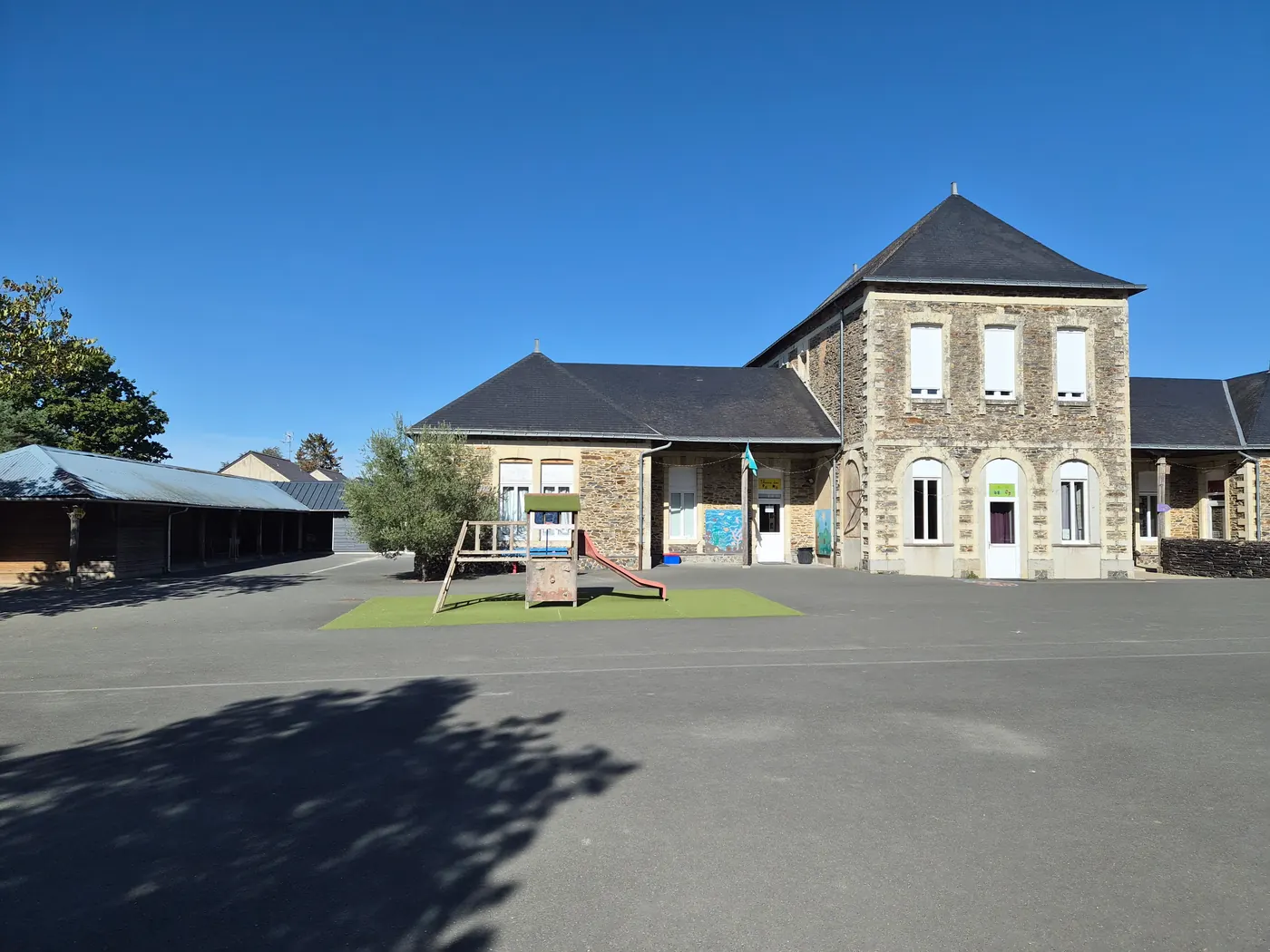 La cour et les bâtiments de l'école Sainte-Anne, le 19 septembre 2026.