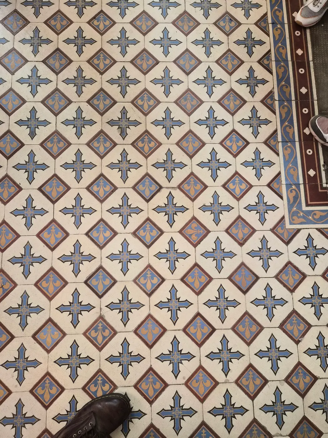 Le sol de carreaux de ciment à motifs de croix, dans la nef, photographié pendant les Journées du Patrimoine 2026.