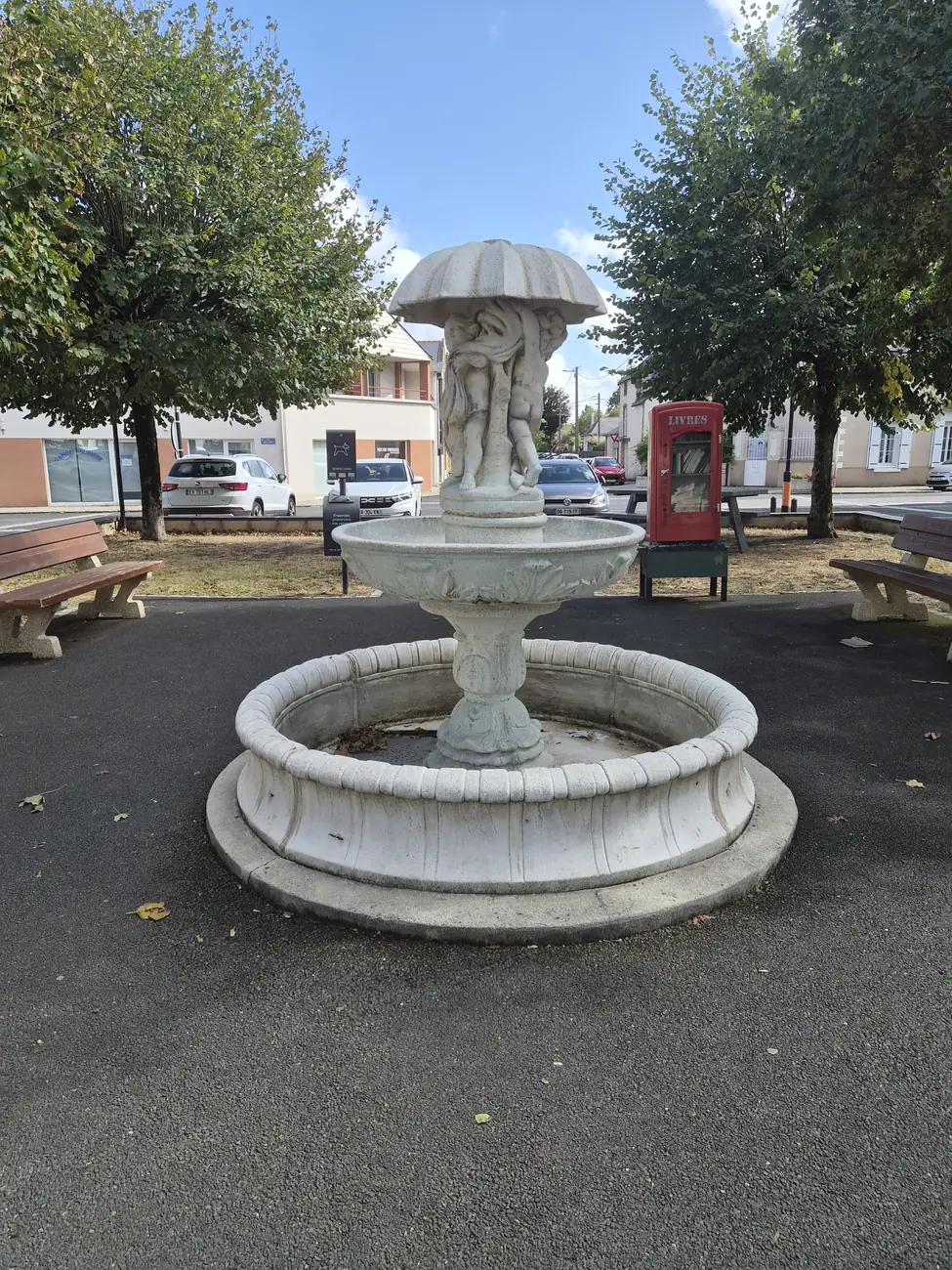 La fontaine du bourg de Saint-Mars-la-Jaille et son groupe sculpté.