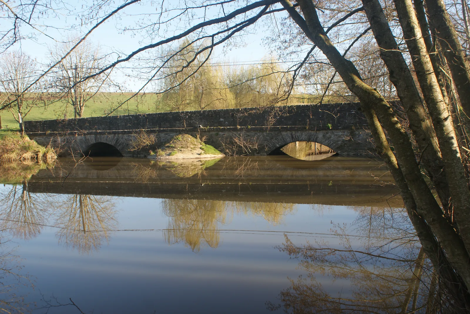 Le Pont et le Lavoir Triannon : un Témoin du XIXᵉ Industrieux