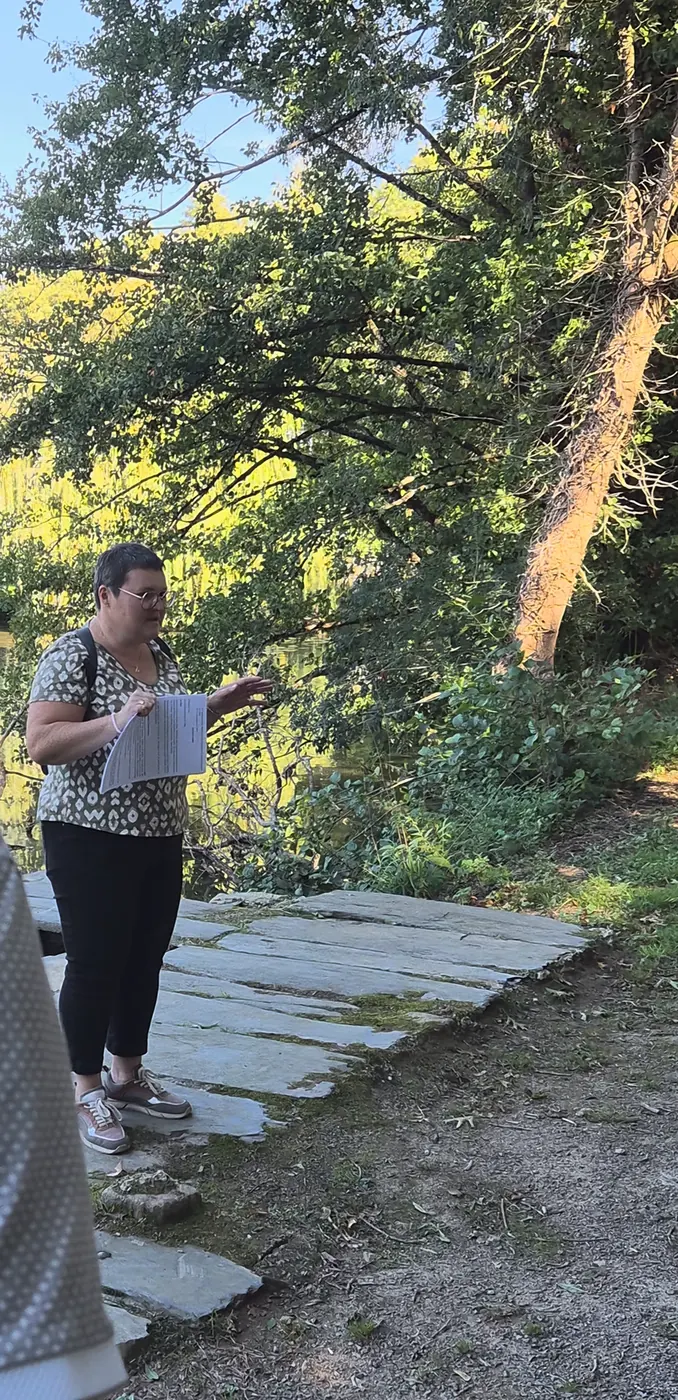 Samedi 19 septembre, au bord du plan d'eau : le commentaire de la visite guidée, notes en main.