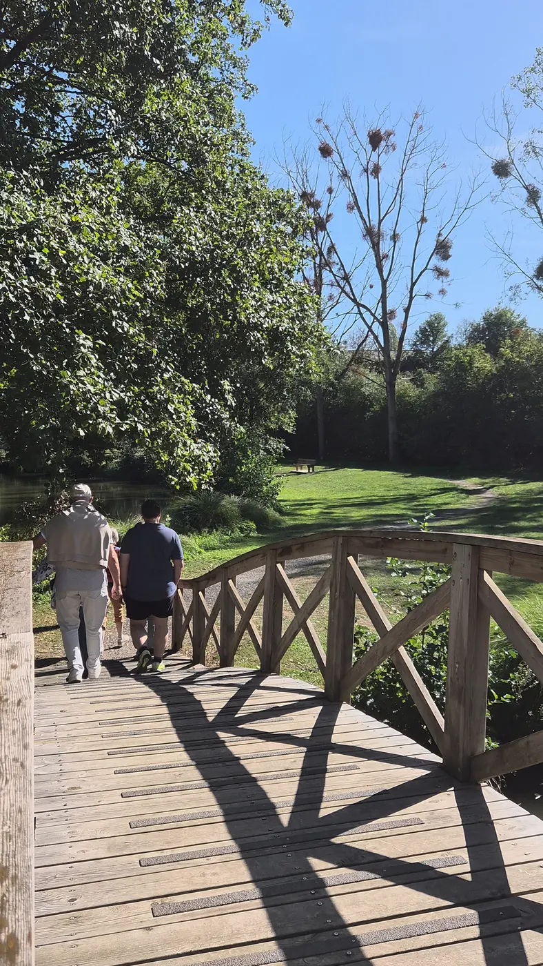 La passerelle du plan d'eau, sur le chemin du lavoir.