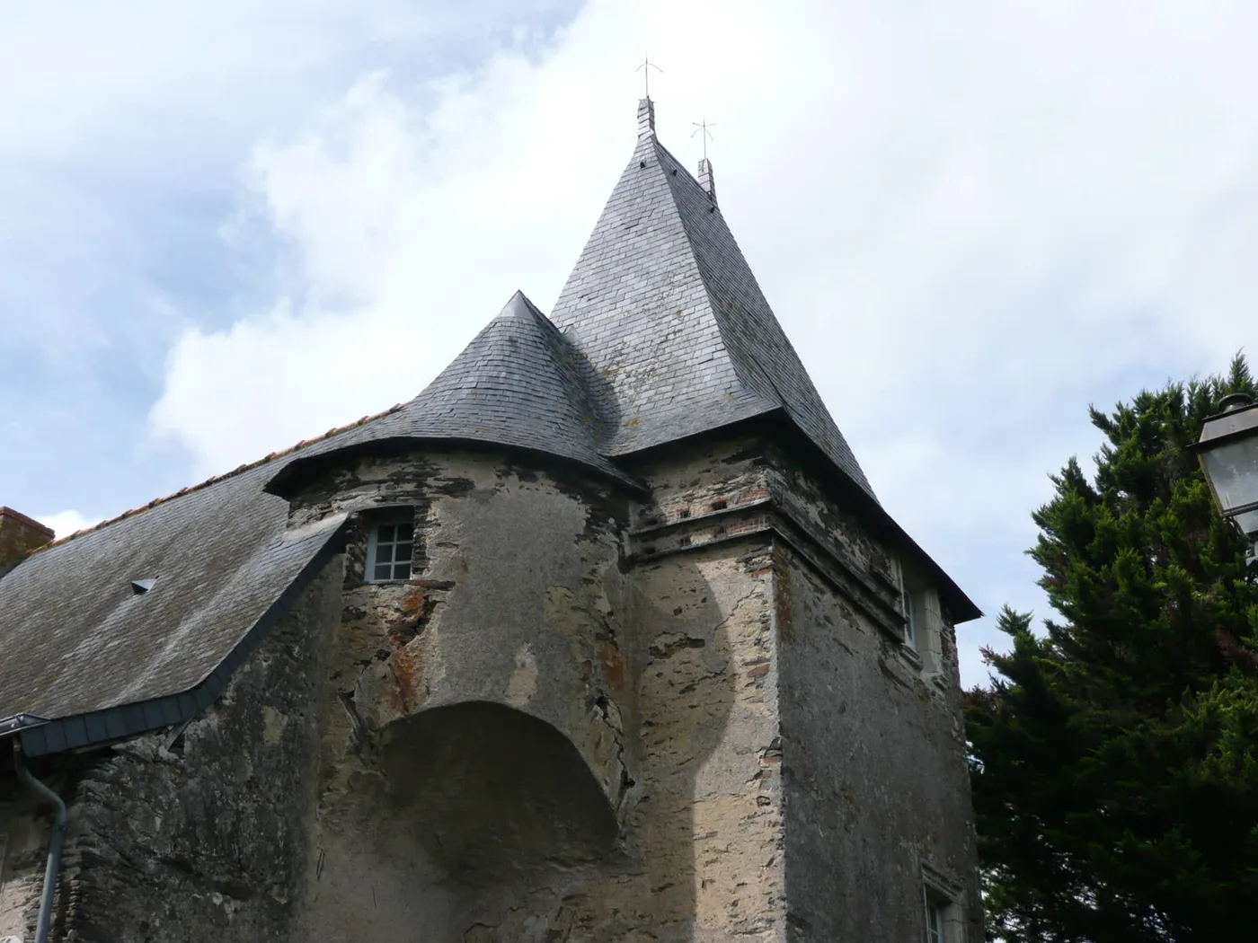 La tour et son haut toit en pavillon. La petite ouverture ménagée sous la toiture éclaire la pièce qui servait de poste de guet, devenue pigeonnier.