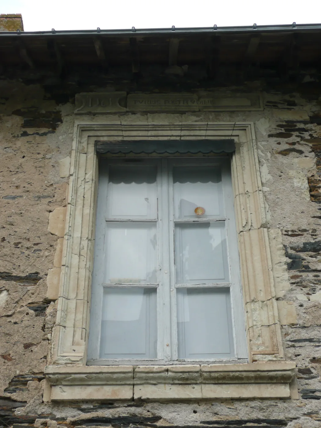 La devise gravée dans la pierre, au-dessus d'une fenêtre : à gauche la date de 1565, à droite « TVRRIS FORTITVDINIS », le U s'écrivant V dans les inscriptions latines. La baie, elle, a perdu ses meneaux lors des travaux de 1856.