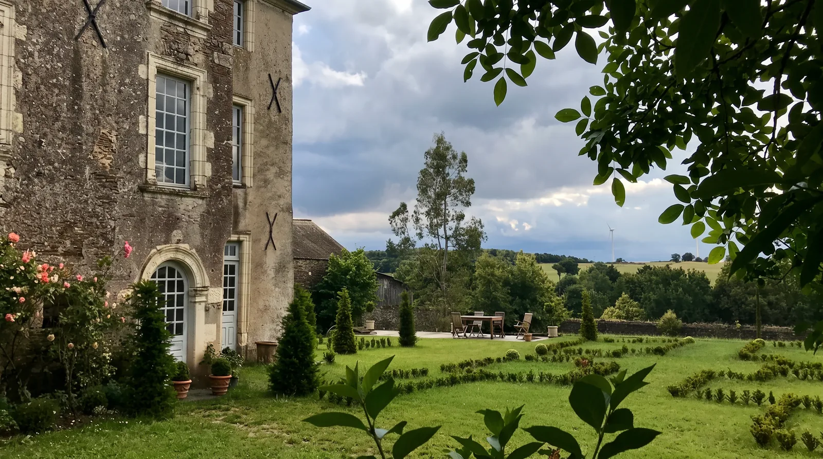 Le manoir de Ghaisne et ses jardins, à Freigné.