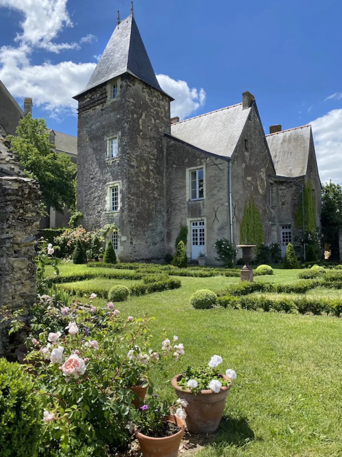 Depuis les jardins, replantés à partir de 2020, le manoir de Ghaisne montre deux pignons supplémentaires que l'on ne soupçonne pas depuis la rue du Presbytère.