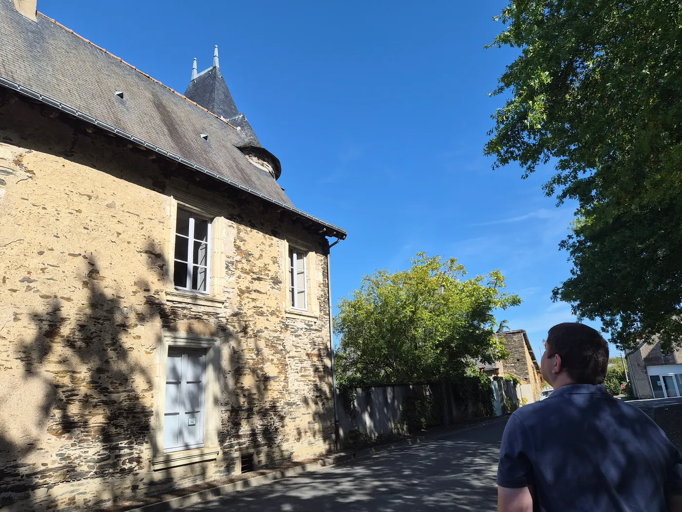 Le manoir vu de la rue du Presbytère, pendant la visite guidée des Journées du Patrimoine 2026.