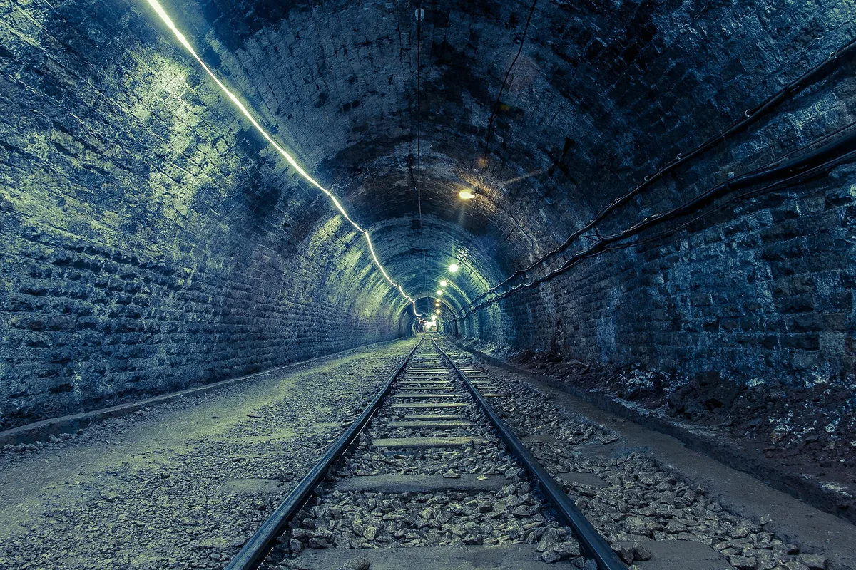 Galerie de mine de sel. Photographie d'illustration, sans rapport documenté avec le lieu de détention évoqué par le récit.