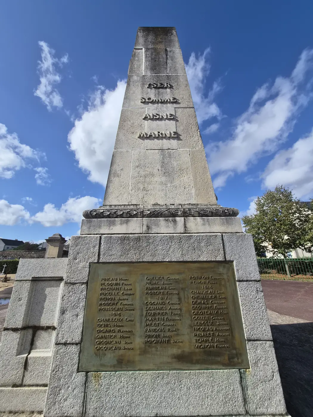 Le monument aux morts de Saint-Mars-la-Jaille, dans le cimetière communal.