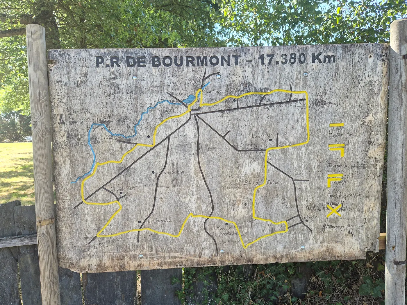 Le panneau du circuit « PR de Bourmont », 17,380 km, relevé à Freigné en septembre 2026.