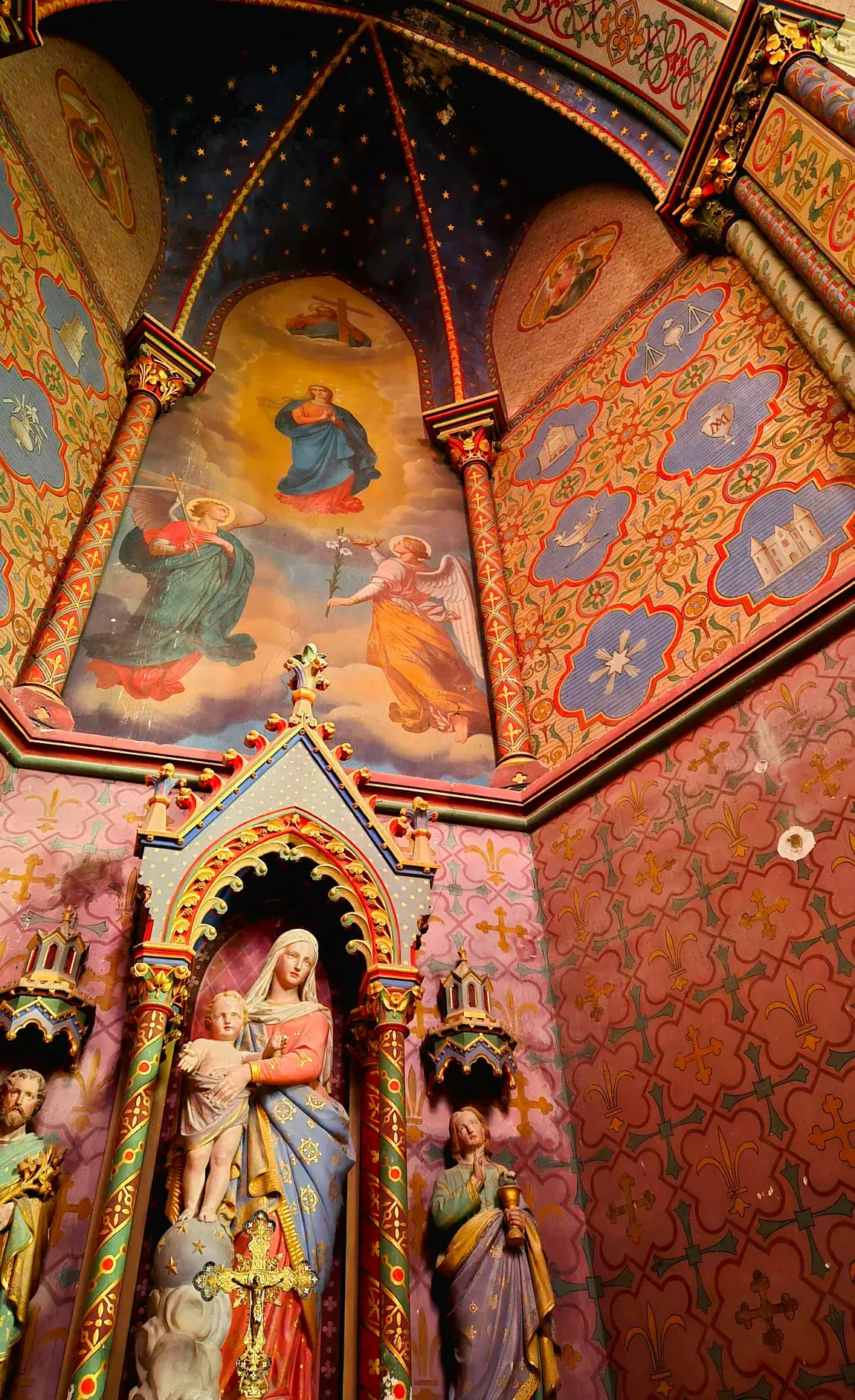 Peinture murale de l'église de Freigné : voûte bleue étoilée, fresque de l'Assomption et statue polychrome de la Vierge.
