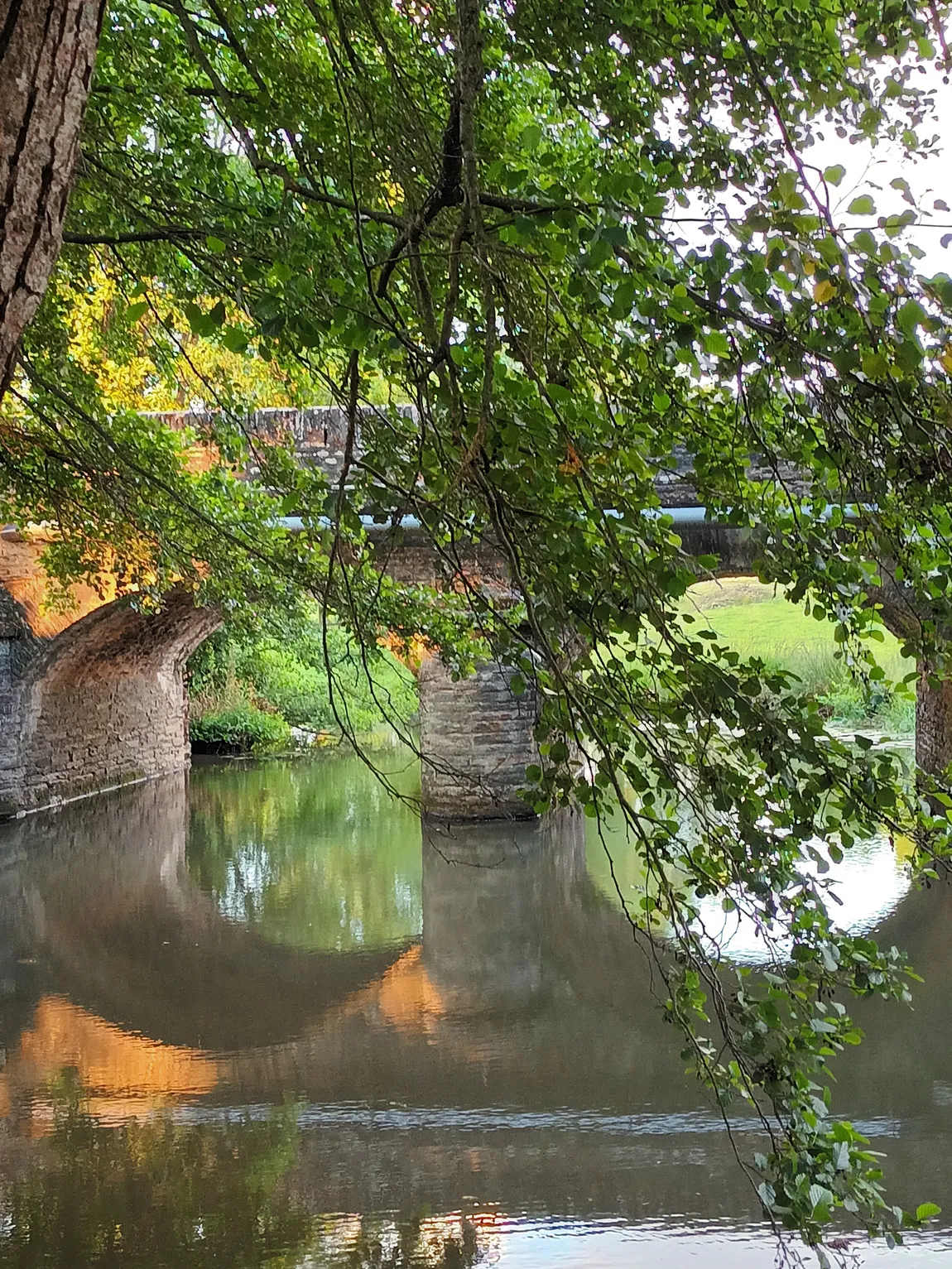 Le pont sur l'Erdre, aujourd'hui, à côté du moulin Foulon : sa construction en 1860 suréleva la chaussée et supprima la réserve d'eau, scellant la fin du moulin.
