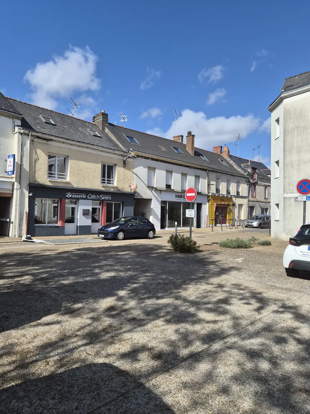 Une rue commerçante du bourg de Saint-Mars-la-Jaille.