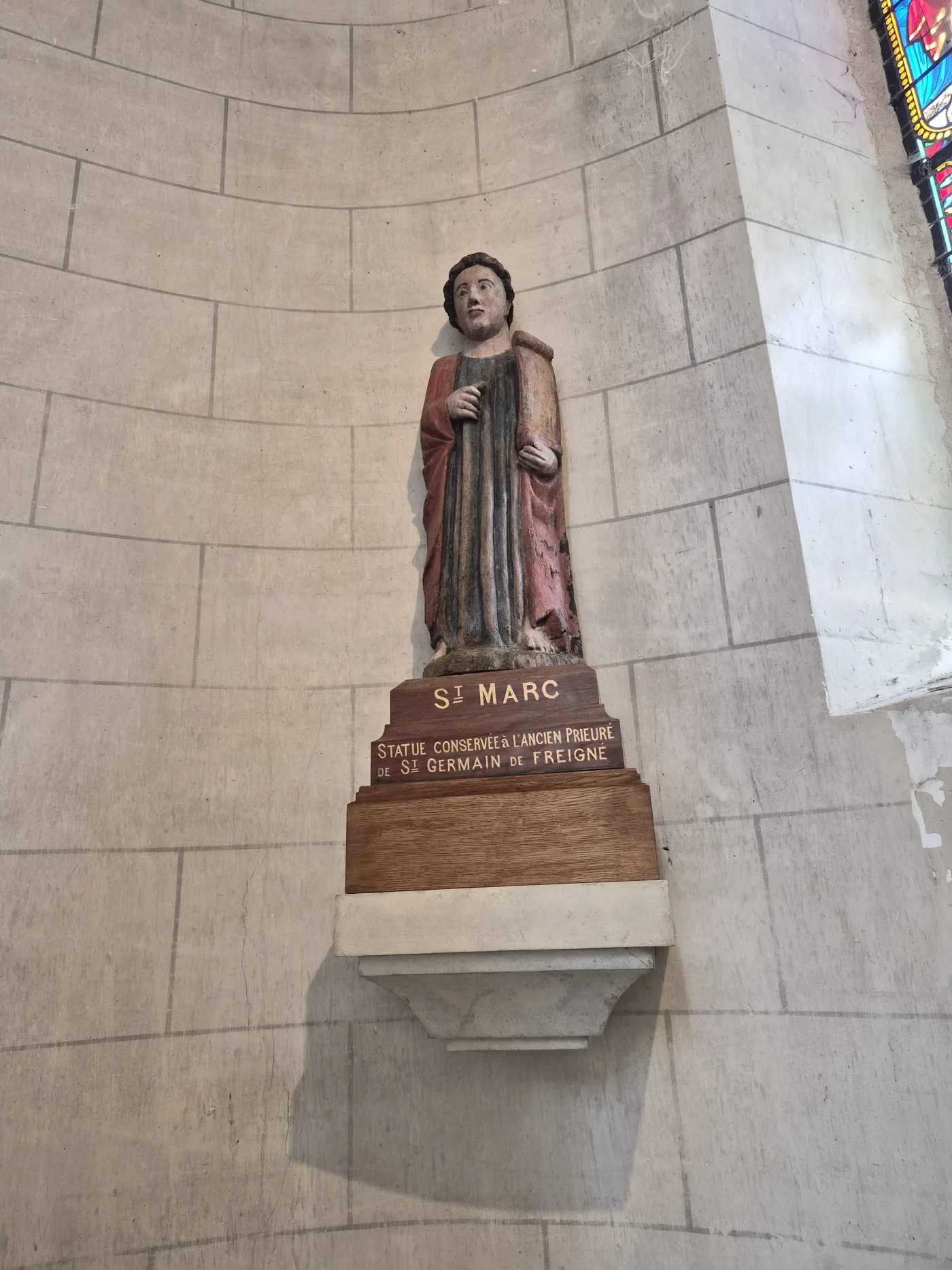 Saint-Marc l'évangéliste : le drapé rouge et bleu et la polychromie de la statue ont été consolidés puis refixés lors de la restauration.