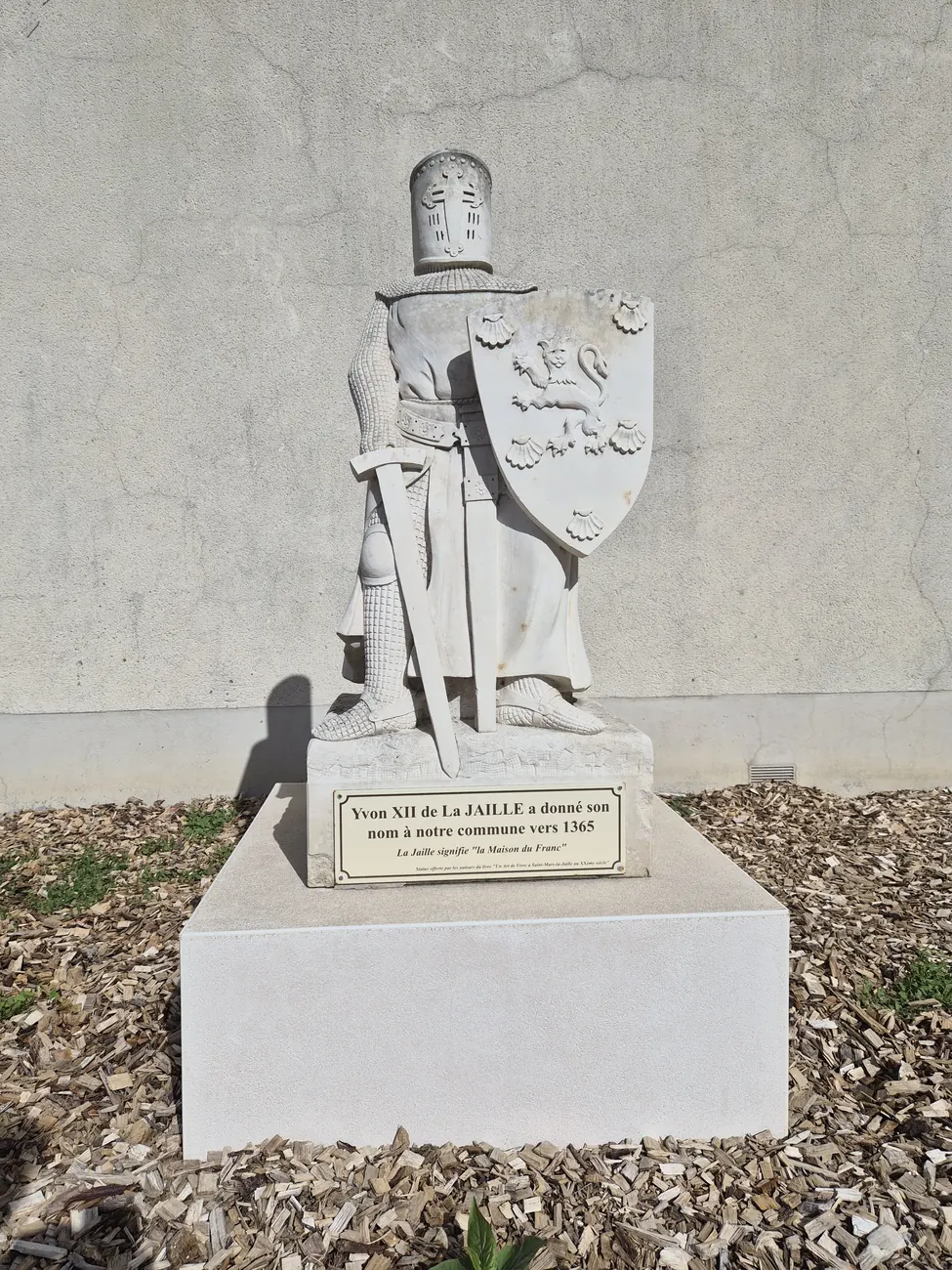 La statue d'Yvon XII de La Jaille, devant la mairie. Sa plaque rappelle qu'il a donné son nom à la commune vers 1365.
