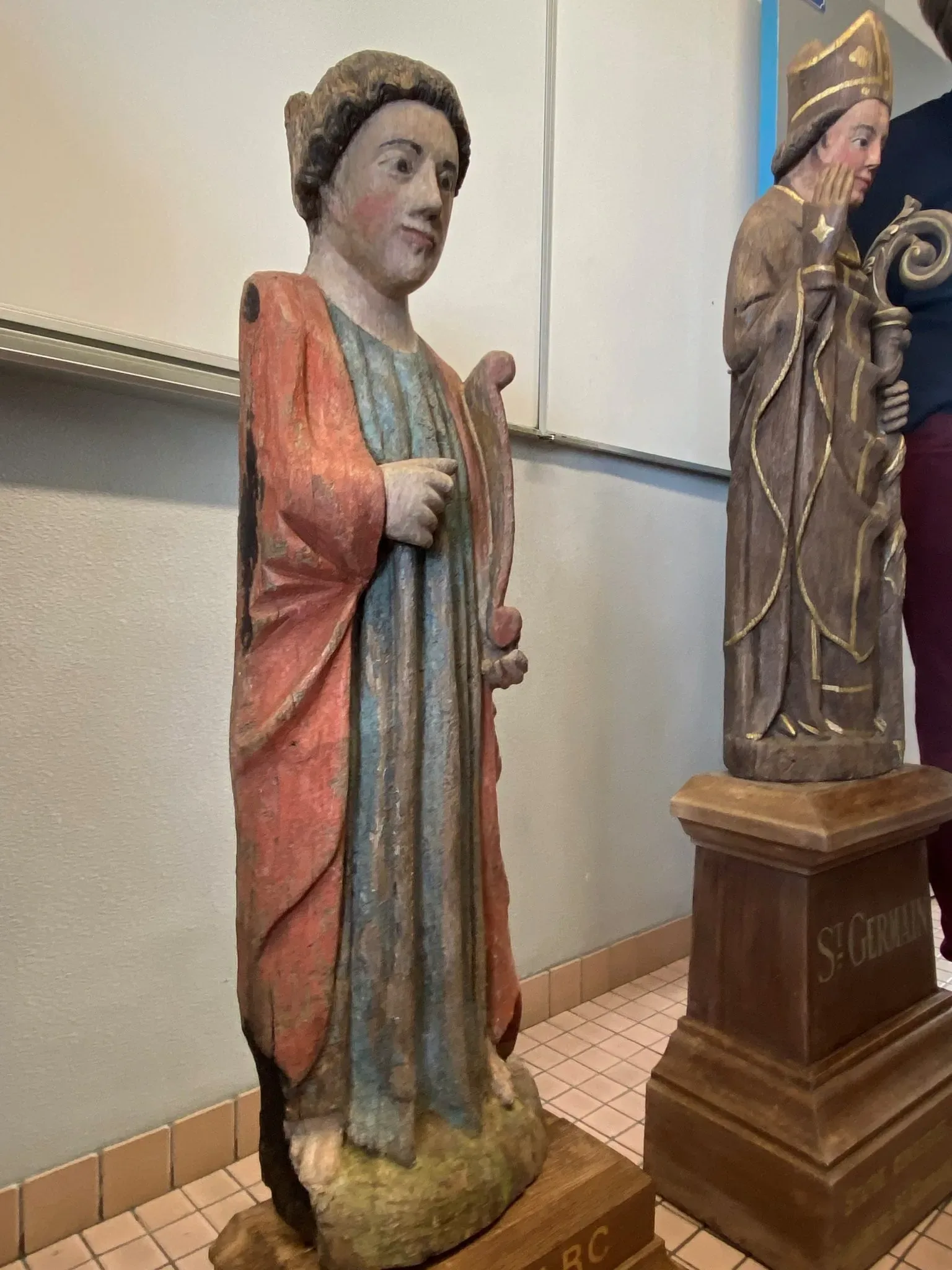 Saint-Marc l'évangéliste (à gauche) et Saint-Germain, les deux statues en bois polychrome restaurées, réunies dans l'église Saint-Pierre-et-Saint-Paul de Freigné.